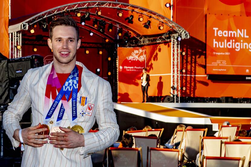 Harrie Lavreysen met een koninklijke onderscheiding tijdens de huldiging van de sporters van de Olympische Spelen 2021