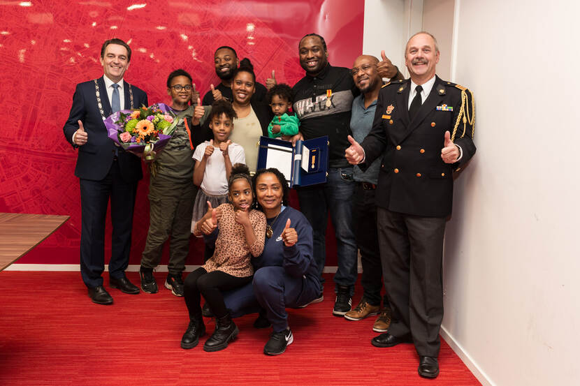 Burgemeester Zoetermeer met Jeffrey Jerome en familie en plv commandant Brandweer