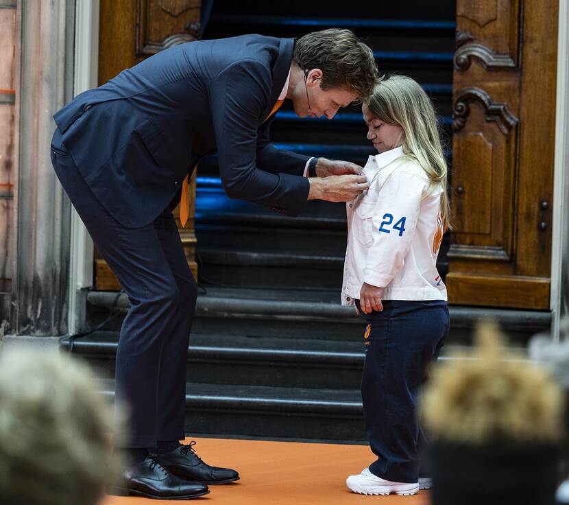 Uitreiking Koninklijke onderscheiding aan winnaar van een gouden medaille bij de Paralympische Spelen