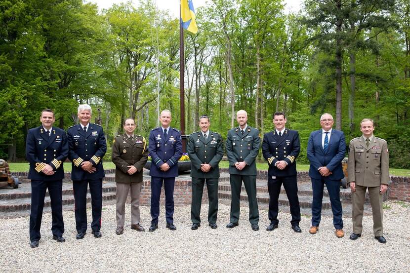 Afgevaardigden eenheden Militaire Willems-Orde aan het vaandel